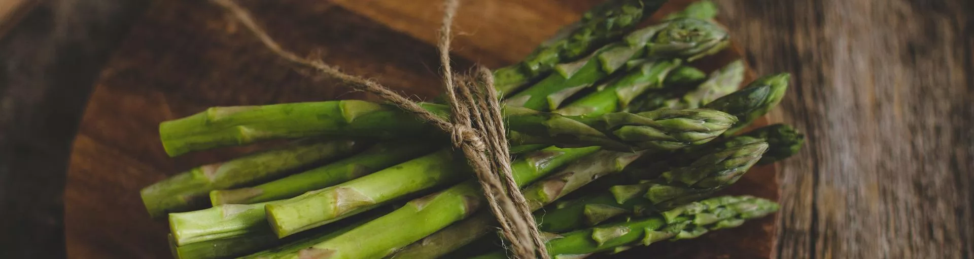 Receta de tartar de ostras y manzanas ácidas con espárragos verdes
